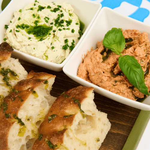 Platou cu cremă de tofu și pastă de roșii uscate